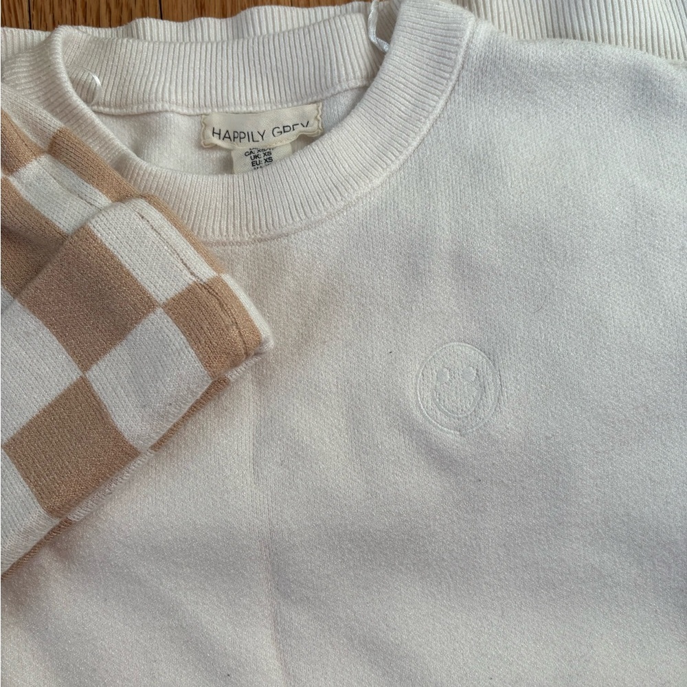 Checkered Beanie and White Sweater Set - Picture 3 of 10